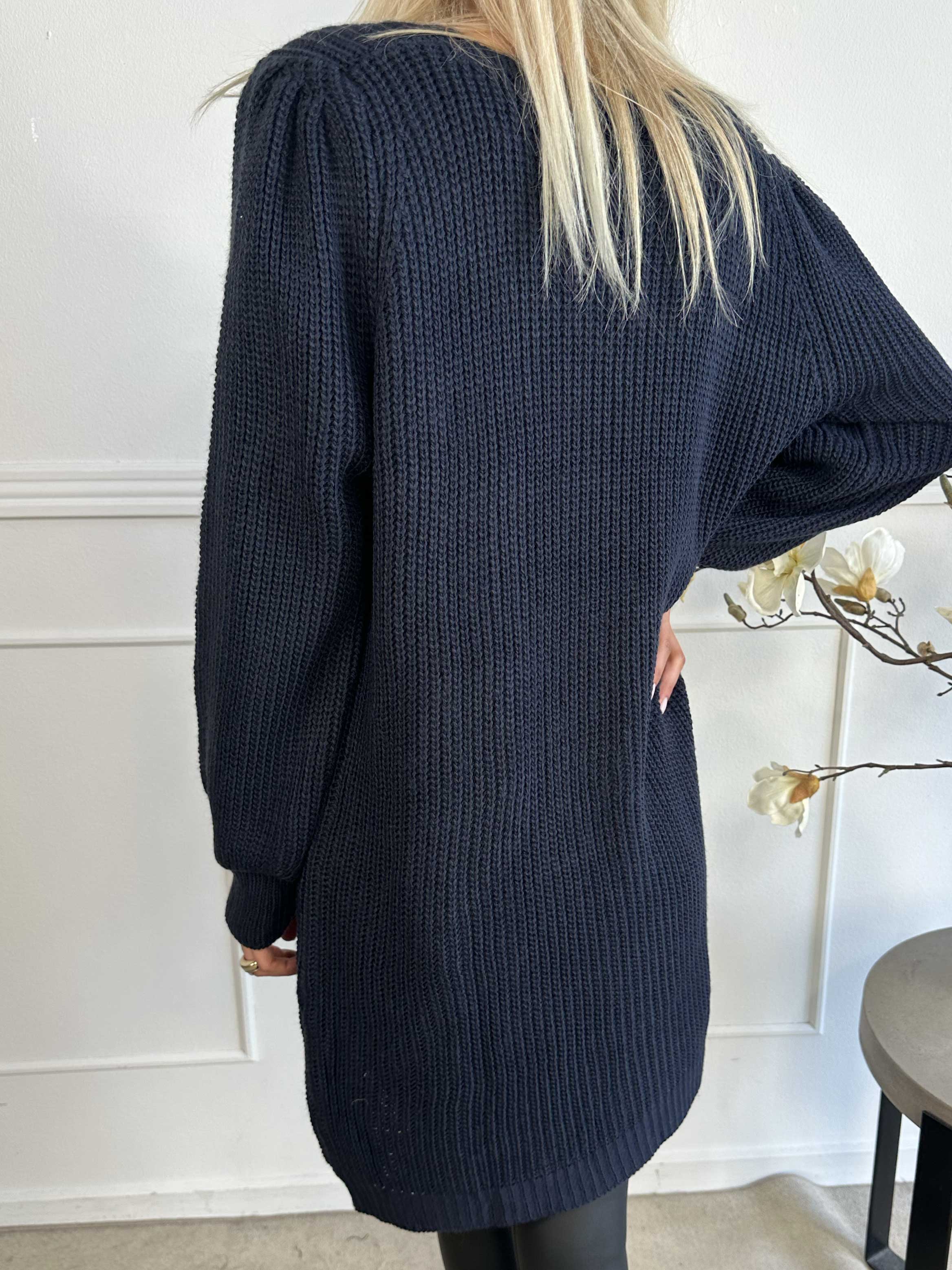 Dajana - Sød strikkjole med ballonærmer